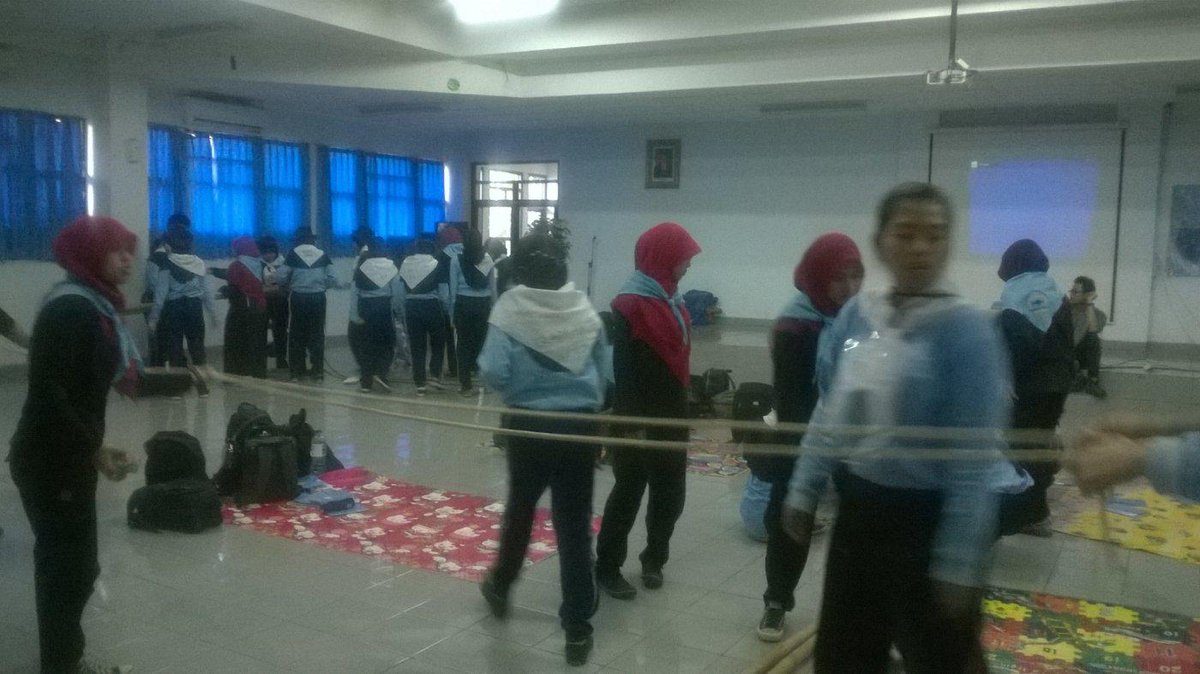 pnc_unpad's tweet photo. Ini dia prosesi praktik pembuatan tandu dll...walau telat share, tapi tetap semangat yaaa. PNC! PNC! PNC! http://t.co/MuMiP0zKTJ