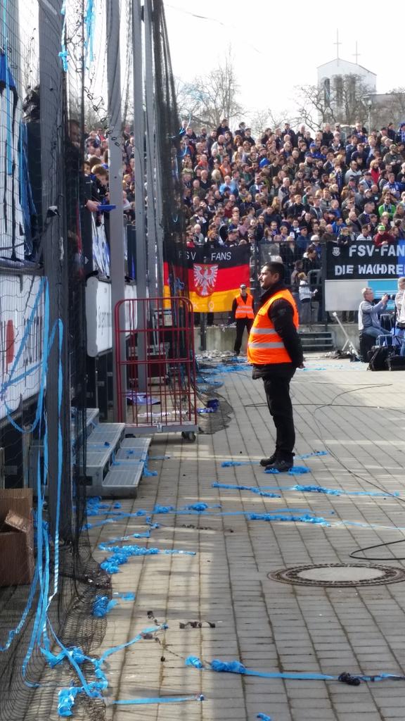 E_I_M_I's tweet photo. #Hessenderby läuft #FSVSVD
#2BL #Derbytime http://t.co/vMW49YmFqw