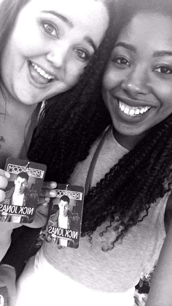 angeliquee_xo's tweet photo. take me back ☺️❤️. #nickjonas #NovasRedRoom #withthebabe http://t.co/redCGYam8N