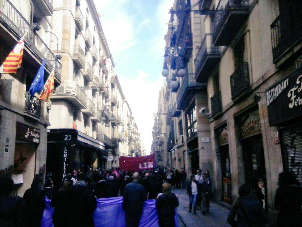 FeminismeJCC's tweet photo. Som marea lila que acabarà amb el masclisme.Avui les feministes precàries cridem juntes #8M #PrimaveraFeminista http://t.co/5MndCtZUjw
