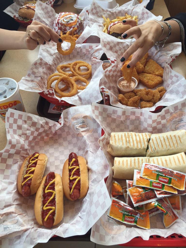 JoharahTalal's tweet photo. Amazing meal after a hard working day @HotdogExpress #مسابقة_هوت_دوج_اكسبرس #hotdogexpress http://t.co/Qrm9oOiSyc