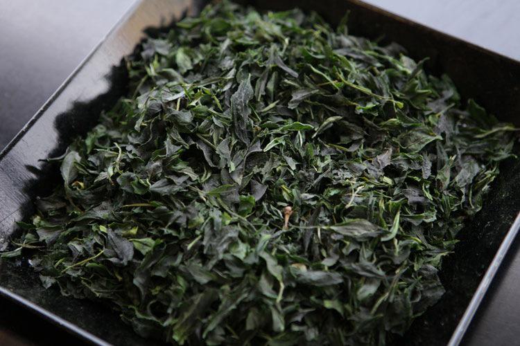碾茶（てんちゃ）
蒸し製緑茶の一種。抹茶の原料
中国茶の一つである甜茶（てんちゃ）は別の物
煎茶のように茶葉を揉む工程が無いため、形状は青海苔に似ている
これを挽いて粉末にすると抹茶になる
amzn.to/1Hgd48S