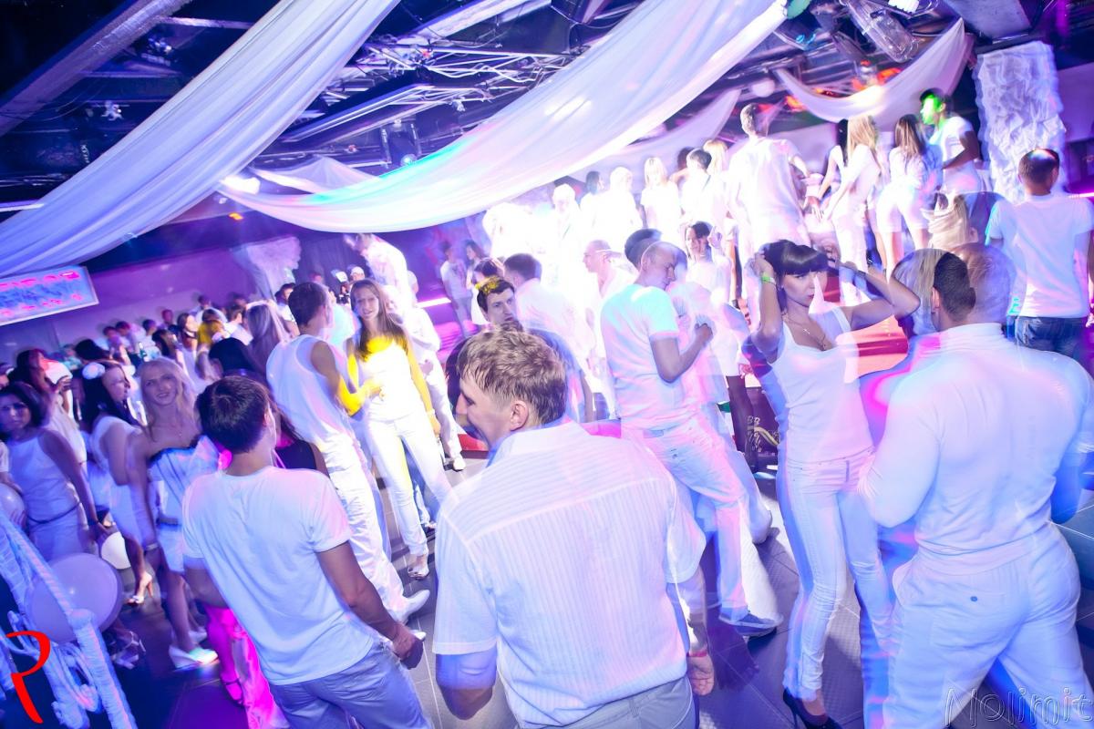 White party. Белая вечеринка. Корпоратив в белом. Белая вечеринка корпоратив. Дискотека в белом.