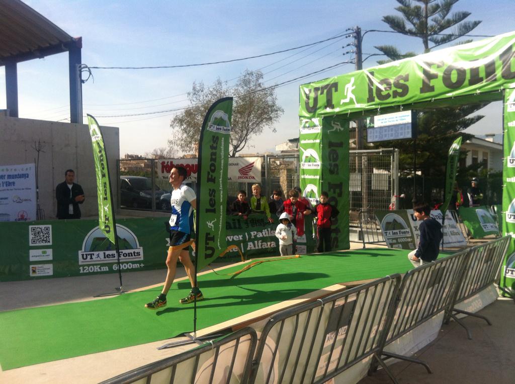 #UTlesFonts <a href="/UTlesFonts/">UT de les Fonts</a> llega el primer corredor de la Cursa de Les Fonts David Vidal con un tiempo 2h :33min