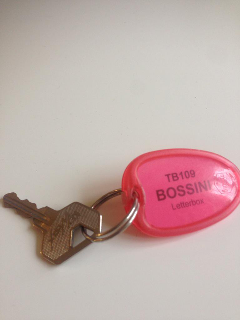 RyanLeeson1's tweet photo. @dannywallis1 look what I have just found moving in 😂😂 #bossini  #chrisbrownkeys http://t.co/oNDn8RrV7x