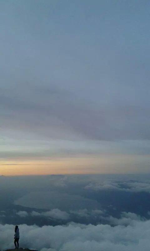 RT <a href="/defrigenkhis/">Petani Negeri Sipil</a>: Gadis Perancis brsama sunrise, awan pagi serta Danau Singkarak di kjauhan. Puncak Gn. Marapi SumBar