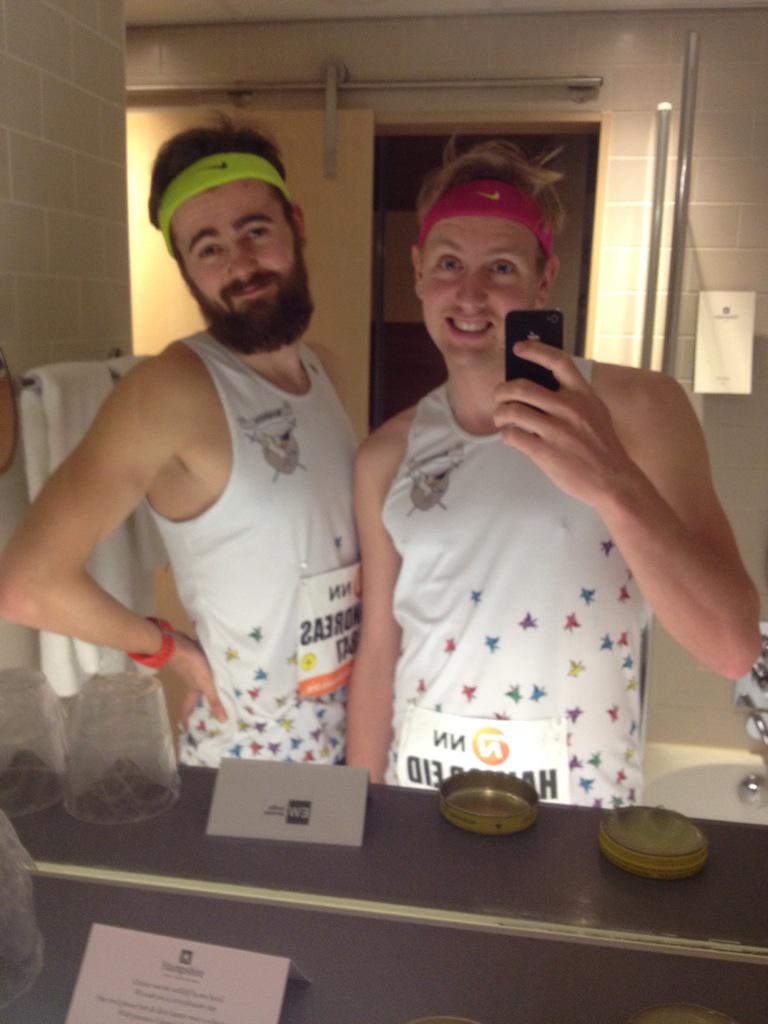 Uniformen og smilet er på plass før start. #komihaag #keegdalenelite #sub100 #etapinni #heelstrike #løpetiss #grønnis