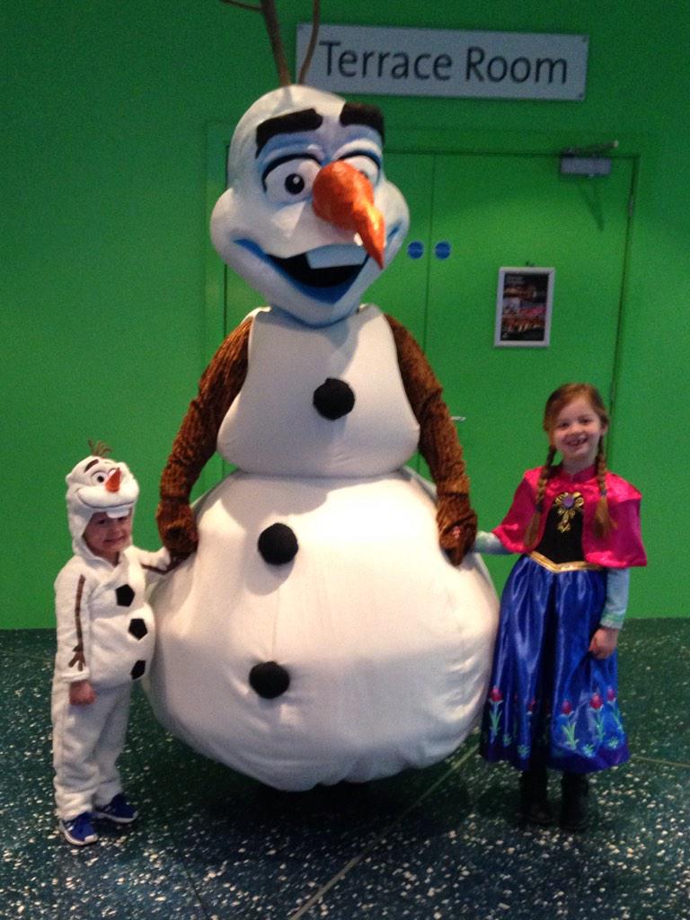 KeeleyAnn89's tweet photo. #singalonga Frozen with Olaf, Ana &amp; @ethantremblet http://t.co/jiLwJeCCzG