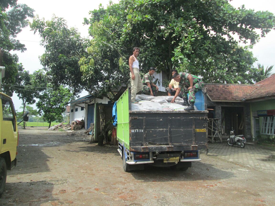 Babinsa Ramil Kota Kebumen mengecek dan mengawal pendistribusian pupuk yg dilakukan oleh CV.Warga Tani