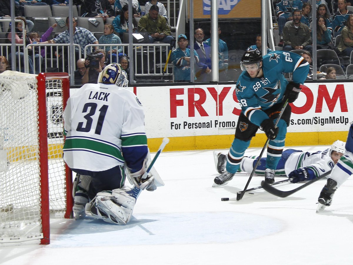 Canucks's tweet image. Some speclackular saves &amp;amp; some darn pretty goals too. @budcanada highlights from last night → youtu.be/SNvNUHuym4g