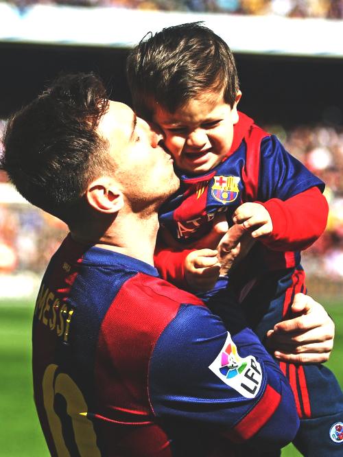 Thiago Messi - con trai của siêu sao Lionel Messi - sẽ là một ngôi sao lớn trong tương lai. Theo dõi chặt chẽ hành trình của anh ấy trên sân cỏ và biến mỗi trận đấu của anh ấy thành một trải nghiệm đáng nhớ.
