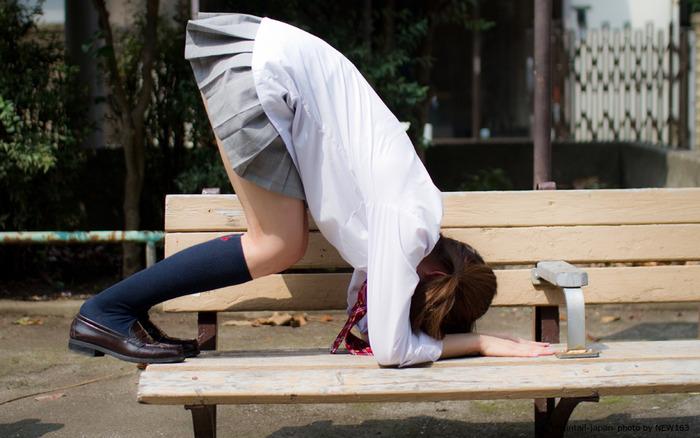 pubejoc's tweet photo. この女子高生なんでこんな格好？ｗｗｗｗ

後ろから見てみたい・・・ http://t.co/2k9a48BMjj