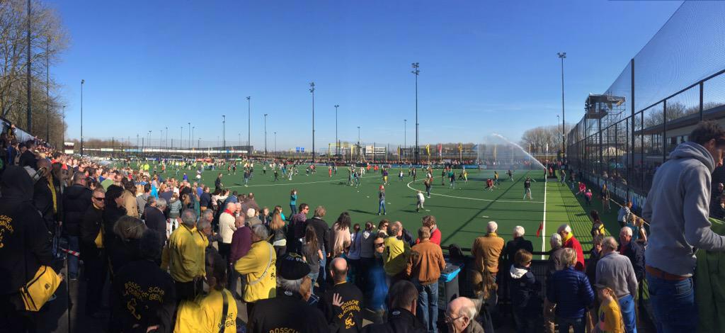 IreenvdAssem's tweet photo. Wat een fantastische sfeer vandaag @HockeyDenBosch. Thanks @mijntjedonners voor de foto ;-)! #dblar #winst #hkhockey http://t.co/snVKQB8hUW