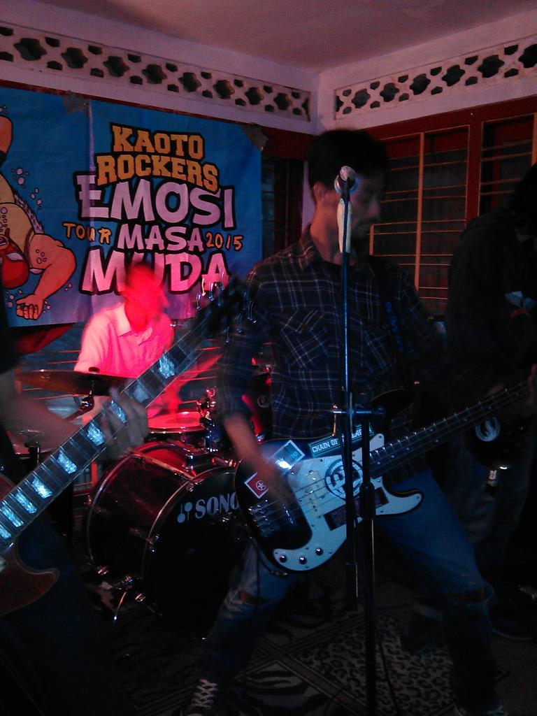 <a href="/chernobylthrash/">Chernobyl Thrash</a> live <a href="/houtenhand/">have a good night! 🌙</a>