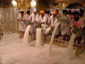 DollyBindra's tweet photo. Amrit Vella at Golden Temple - Darbar Sahib - Harmandir Sahib, Amritsar http://t.co/XDV9vJxt5u