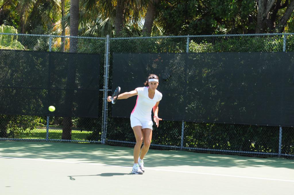 sebatorok's tweet photo. Gaby #Sabatini y un revés que trasciende los años. Exquisita foto de @grisolianyc a pocas horas del @WorldTennisDay. http://t.co/aFcnLhmW02