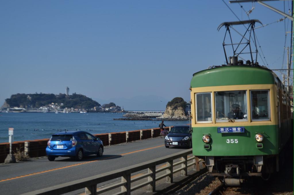 ট ইট র Ema 江の島マジ愛してる 江ノ電の最古参車 300形305号 元祖江ノ電塗装車 車内の床が木でできていて 地元民はもちろん 鉄道ファンにも大人気 ハナヤマタやtari Tariなどにも登場 今年で就役55年目 今日も江ノ島の街をひた走り 昭和の風情が漂う