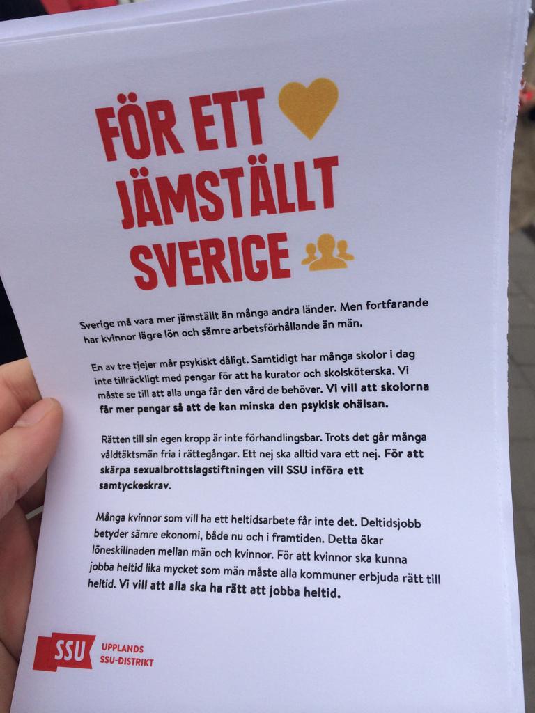 SSUppsala's tweet photo. Rosutdelning på #internationellakvinnodagen15 #dagsförfeminism 🌹 http://t.co/uByIT7RW99