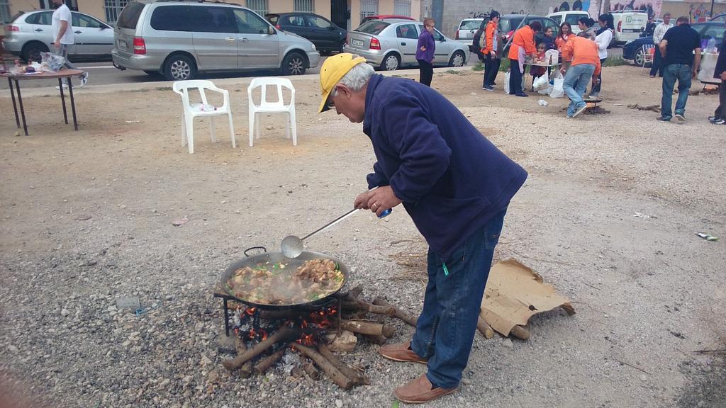 fallaalbal's tweet photo. Hoy concurso paellas!! http://t.co/fM4czvWK6S