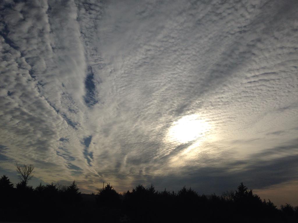 CKintzer's tweet photo. Morning #skyporn #sun #morning #iowa http://t.co/uk7T5v5IkL