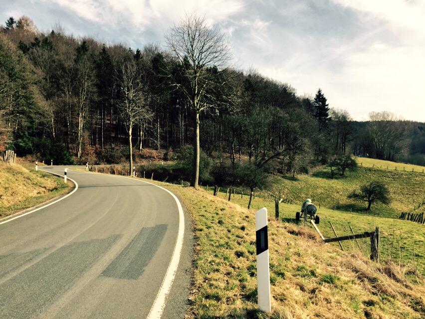 ZwenTheMen's tweet photo. Alleine fahren ist ja immer zu anstrengend. Bilder sind vom Anstieg #Bramwald (86km 1130HM) #Hemeln #Weser #tdeLike http://t.co/PaI7vOnjHp