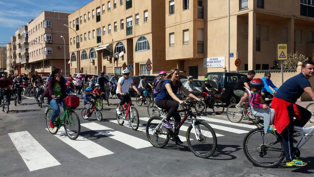 Merchedemelilla's tweet photo. Un día magnífico para salir con la bici , muchas familias hoy en la pedalada #DiaDeLaMujer  de @MelillaConBici http://t.co/T8nfi9oSQS