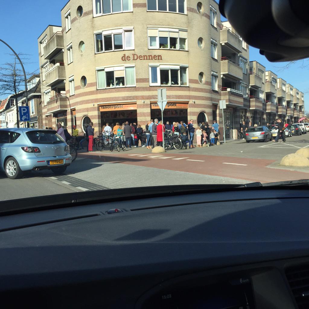 De lente is begonnen in #Hengelo <a href="/vanderpoelijs/">van der Poel ijs</a>