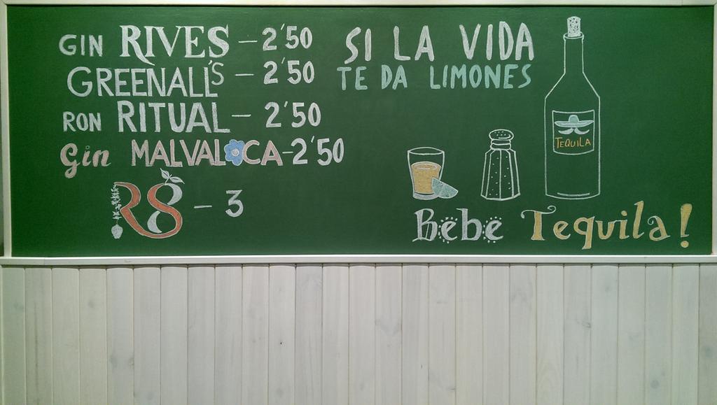 Rolabota's tweet photo. Bena tarde para un #GinTonic fresquito y a buen precio @RivesGin @greenallsgin @GMalvaloca @dazahargin @RonRitual http://t.co/6tmjtYeeGr