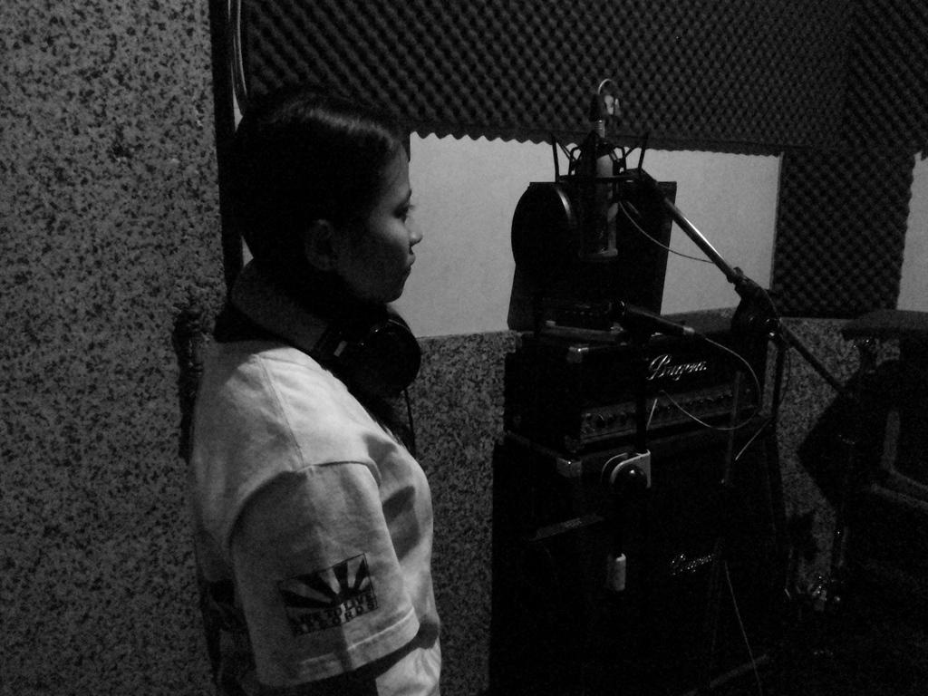 Oh iya,ini foto kmrn sesi take vocal feat @DheaMeyiii of <a href="/DistanceHC/">DISTANCE</a> buat ngisi di salah 1 lagu kita. thanks Dhea :)