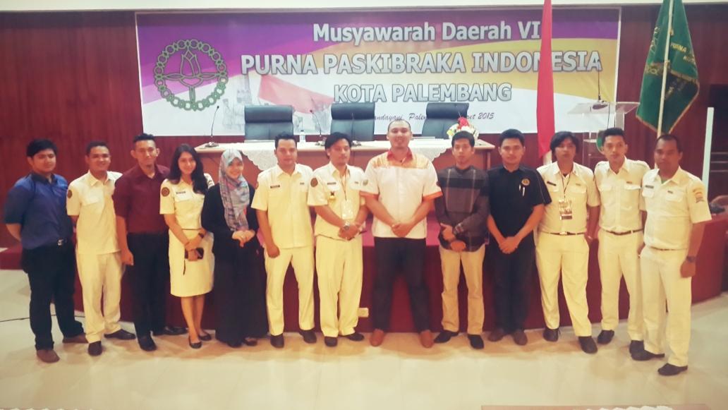 ketua terpilih kak <a href="/DannieMierdale/">Dannie Mierdale</a>  dan ketua periode sebelumnya kak @oktatjoa berfoto dengan sebagian anggota..