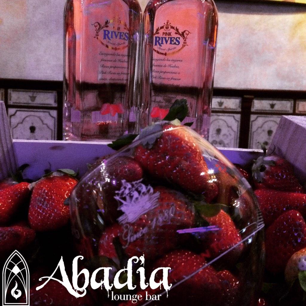 Q mejor forma q terminar el fin de semana con @RivesGin pink acompañado de fresones Huelva #somosrives