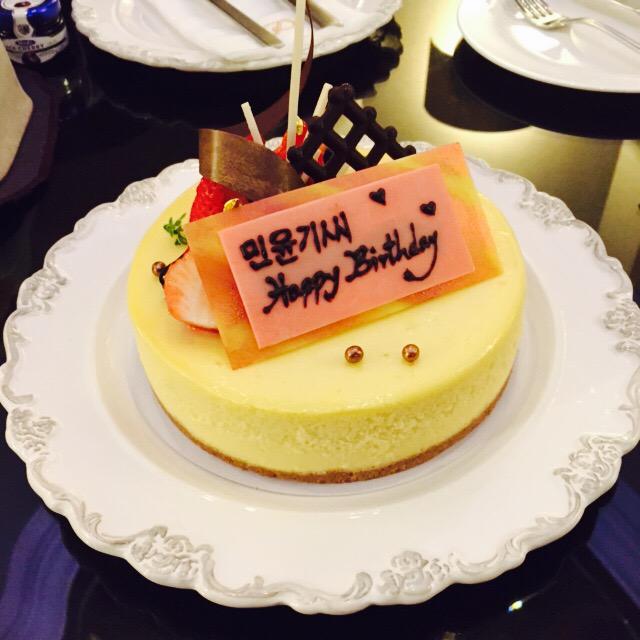 Когда др у юнги. Торт с BTS Юнги. БТС Happy Birthday. Корейские тортики с днем рождения. Тортив корейском стиле.