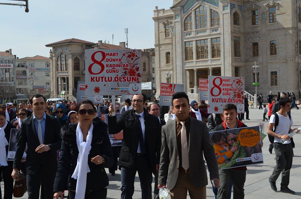 Keyfialemm's tweet photo. @saglikbakanligi Aksaray Halk Sağlığı Müdürlüğü Sağlık Çalışanı, Kadına Şiddete Hayır Sloganıyla Yürüdü.. http://t.co/7Y82DdfvYk