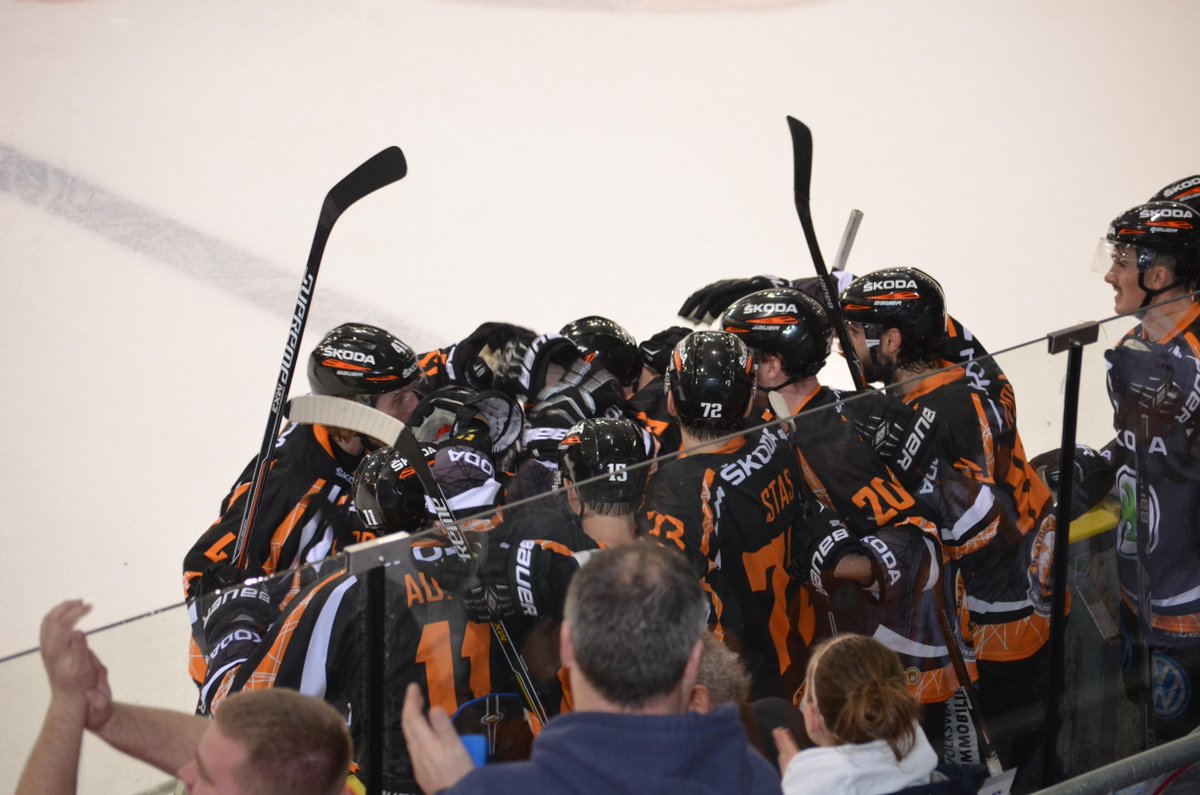 grizzlys_wob's tweet photo. #VIERTELFINALE!!! #Stark! #Super! 3-2-#SIEG! http://t.co/ysTcwYMQMZ