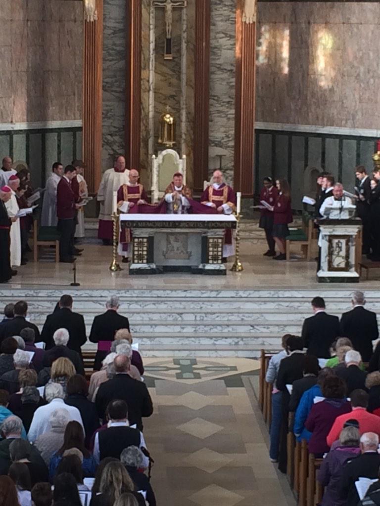 john_bishopjohn's tweet photo. Incensing the altar with the deacons #lovelent http://t.co/CPjLeiGeTw