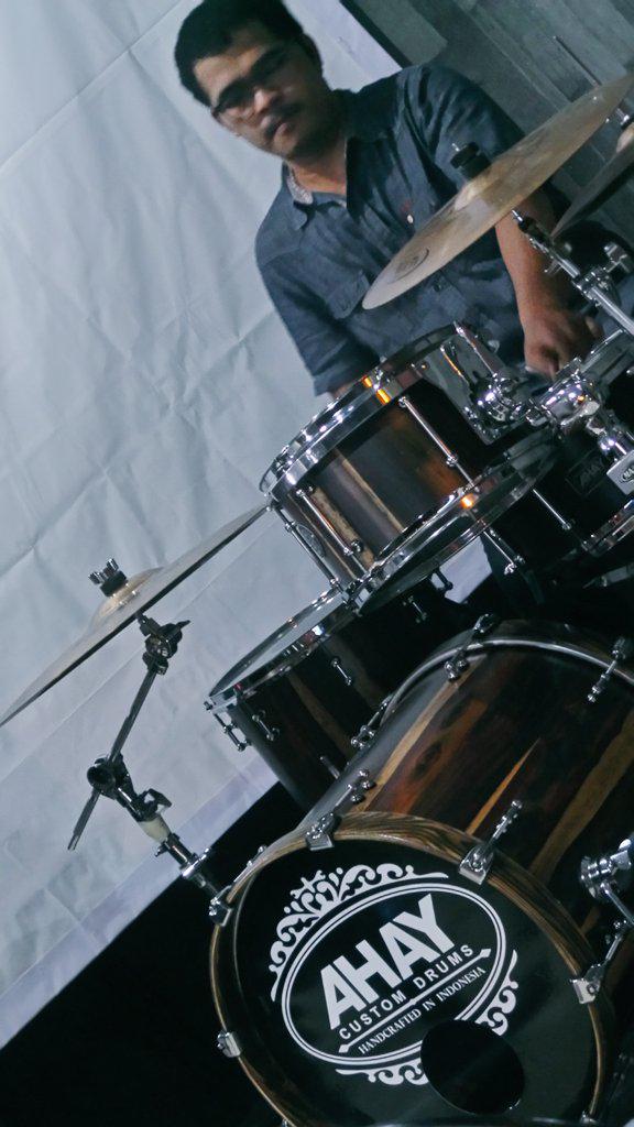 chicsmusik's tweet image. Viky, drummer nya @Lanithebees  yg udh prnh nyobain drum set @ahay_drums event Komunitas Jazz chics @JazzChics