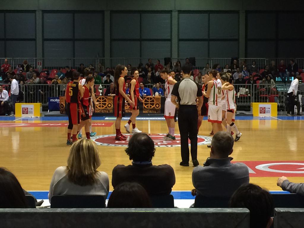 mariocastelli's tweet photo. E dopo due super finali di Serie C e Serie B, ora tocca anche alla A2 femminile: Ferrara-Sesto #CoconudaCup #RNBtipo http://t.co/yHm0g1Z9pi