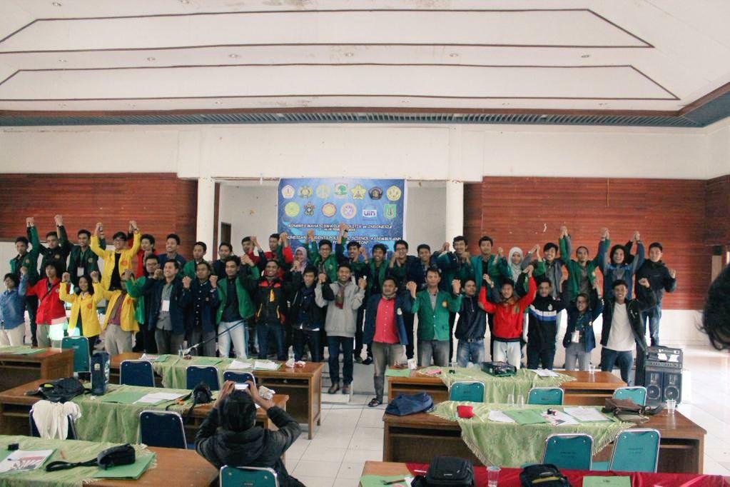 Himapol_uinjkt's tweet photo. Dokumentasi stlh sidang dan penandatanganan petisi Himpunan Mahasiswa Politik Indonesia @Himapol_ID @IpolUnand @HMJIP http://t.co/3SKMQR51I3