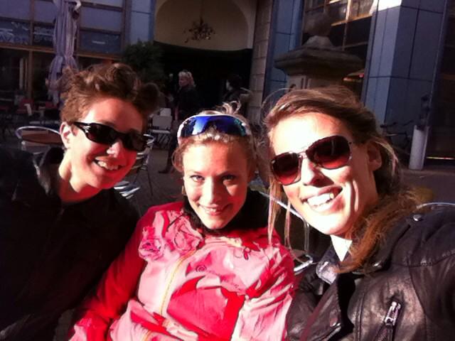 800HAK's tweet image. Met @MarijeteRaa en zonnebril @EEFloopt aanmoedigen bij #CPCloop 😎 + 1e terrasje van 2015!