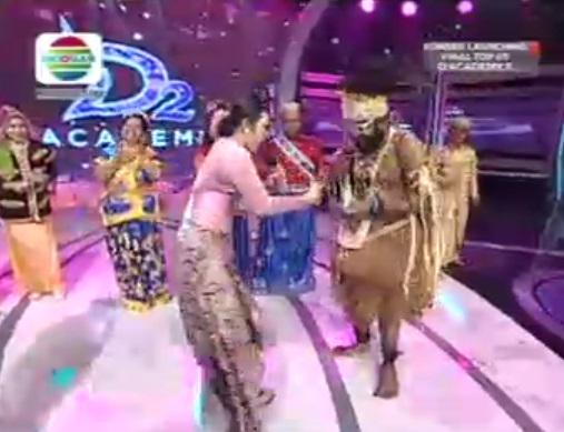 Indosiar's tweet photo. ini nih yang dapet hadiah karena sdh pakai baju nasional! #DAcademy2 http://t.co/2FF7c0iMew