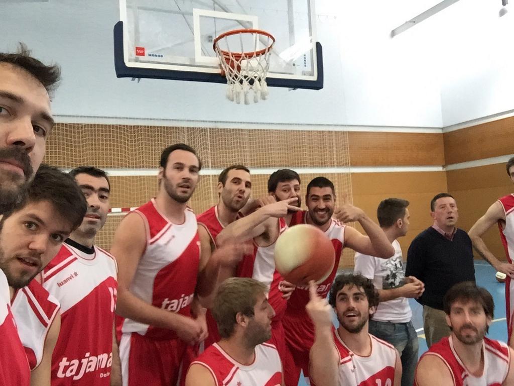 basktaja's tweet photo. 1a Nacional sigue con su racha de victorias, hoy en casa y por 25 puntos!!!
TAJAMAR 80 - 55 Daganzo. http://t.co/ldf5VjiLh7