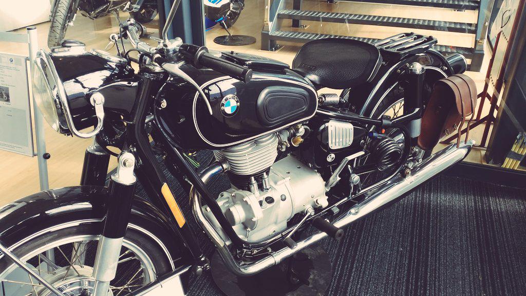 bergrijden's tweet photo. Weet niet waarom, maar ik vindt dit een 1 van de mooiste motoren ooit. #stukjegeschiedenis #BMW http://t.co/PyunBnvzBR