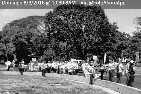 SOMOSVNZLA's tweet photo. #Valencia #8M 10am  #LaMujerDaVidaLaRes8610DaMuerte en la Redoma de Guaparo  valientes madres dijeron #NoALa8610 http://t.co/bl323A1vrv