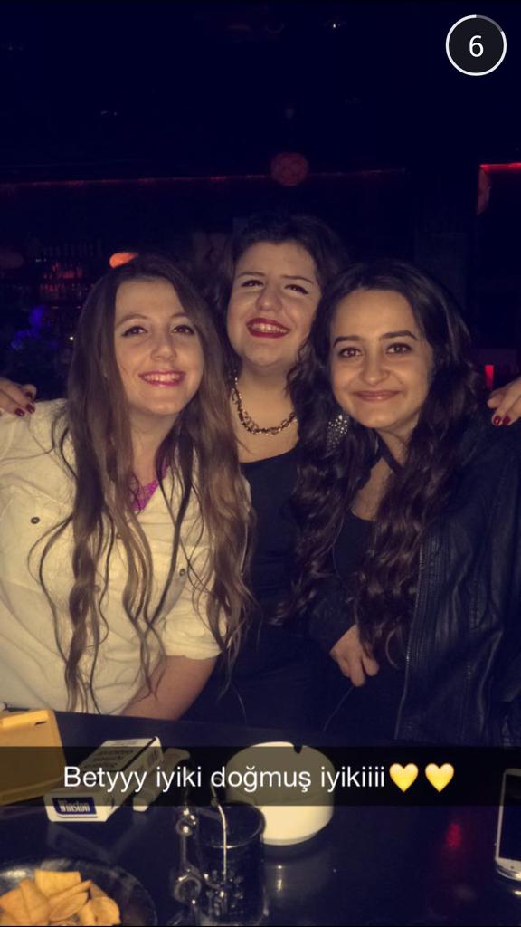 damladirin's tweet photo. Betüüül iyiki doğduuunnnn 💛💛💛 #bar19ada @BetlDiktepe @ezgibakici http://t.co/o1LYPNGSrL