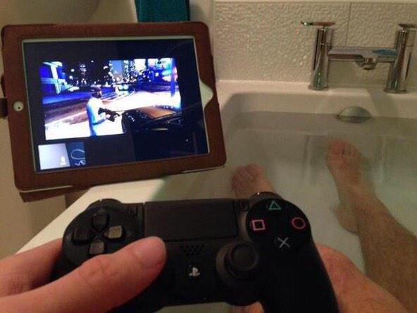 sssniperwolf's tweet image. This guy facetimed his PS4 so he can play GTA in the bath 😂