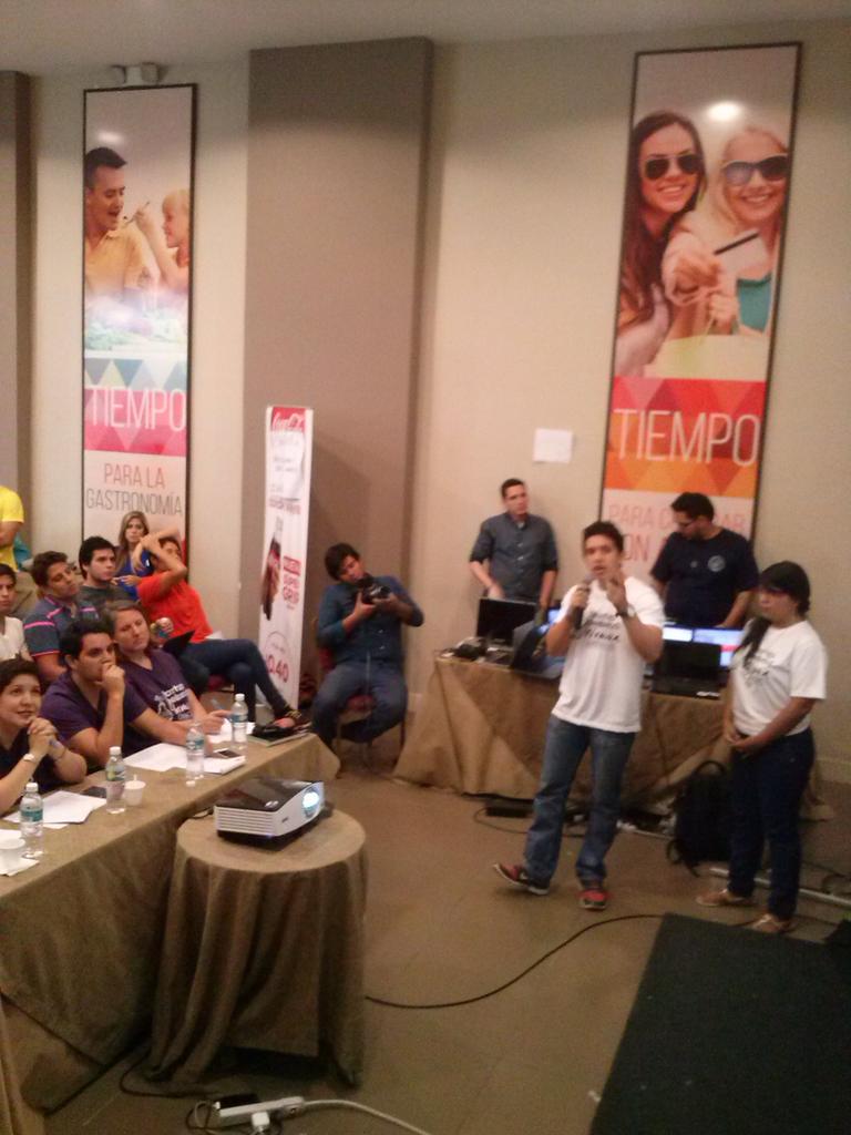 CE_Espol's tweet photo. Arrancan las exposiciones de los grupos...con los jueces evaluando.. #SWWGYE http://t.co/WYtqjfJCeb