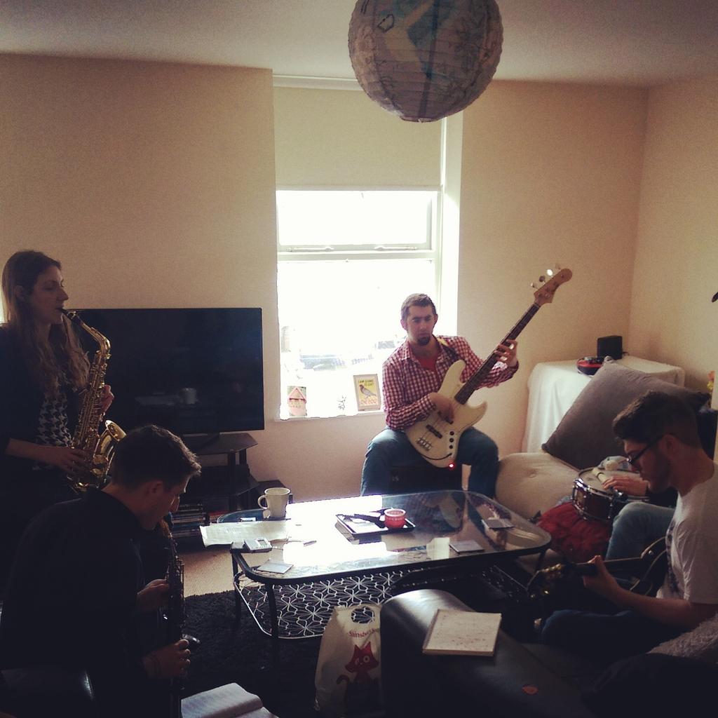 BaysideBoogie's tweet photo. The studio had to cancel last minute so had an impromptu home practice! Sorry neighbours! http://t.co/VUVeGK5RB5