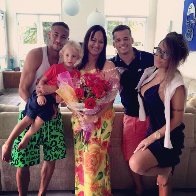 neymarjr's tweet photo. Parabéns mulheres de nossas vidas !!! #Nadine @Rafaella_ amamos vocês demais !!!! http://t.co/Ozc7hsYJdc