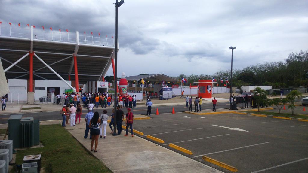 CibaoFC's tweet photo. Quedan boletas en terreno, ¡arranca pa' ca!! Acércate a la carpa de #tuboletacomdo
#SoyCibaoFC #LDF http://t.co/xS0dYHiCCh