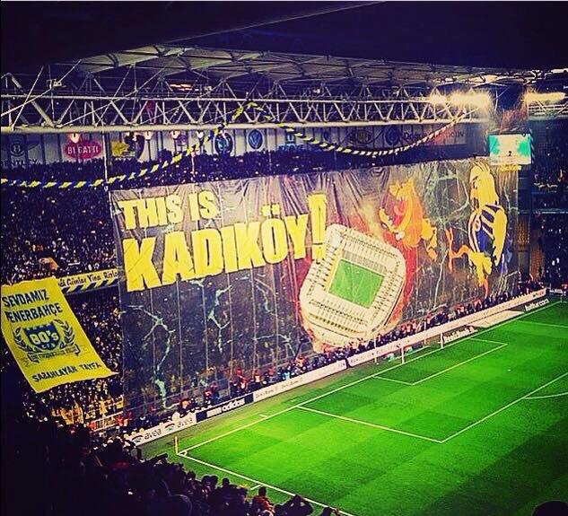 Lonca34's tweet photo. #Fenerbahçe 'nin Galatasaray'ı 1-0 yendiği derbiye bu görüntüler damga vurdu!  #derbigunu http://t.co/30rkYptl9A